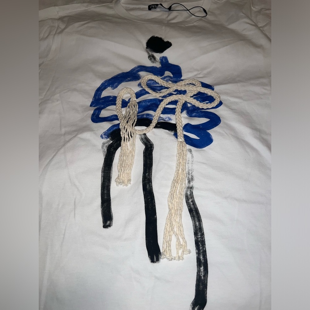 Zara White Tee with Blue Abstract Design - Picture 4 of 5
